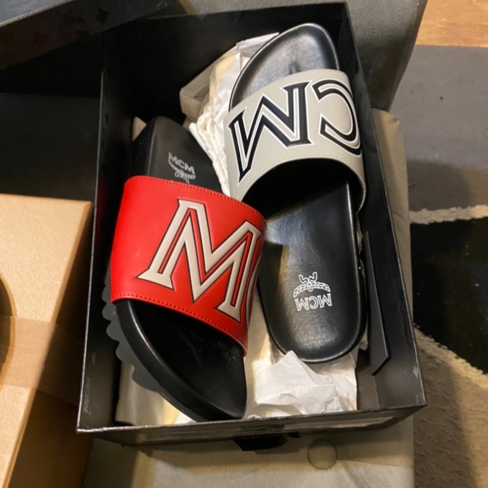 Woman MCM Slides